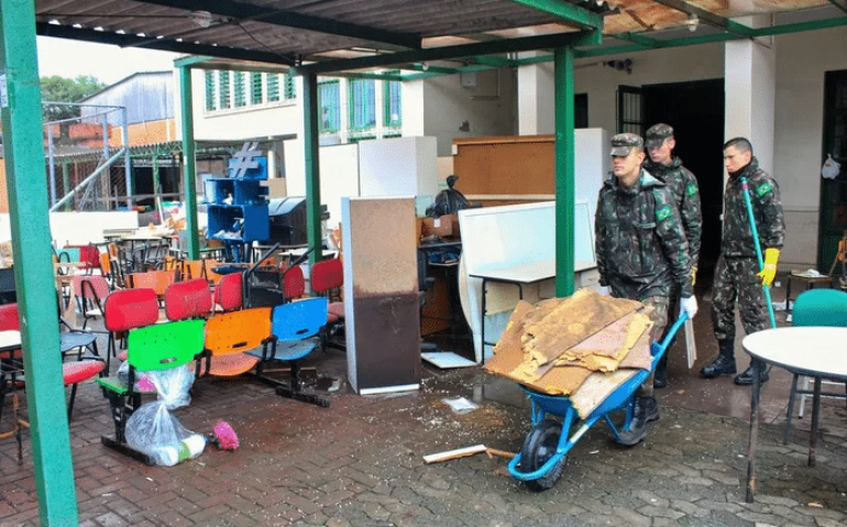 Primeira escola a receber o 18º Batalhão de Infantaria Motorizado foi a Dr. Liberato Salzano Vieira da Cunha, no bairro Sarandi, na Zona Norte
Júlia Azevedo / SMED/Divulgação