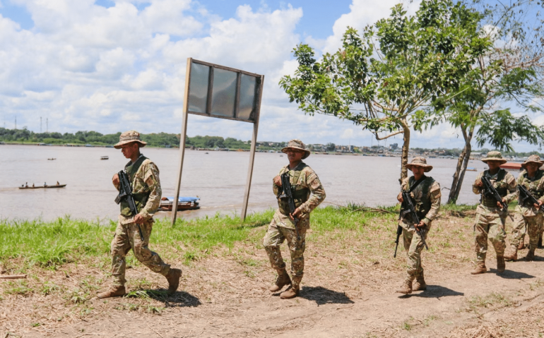 Soldados do exército peruano patrulham a Ilha Santa Rosa, localizada em frente à cidade colombiana de Leticia, na tríplice fronteira amazônica entre Peru, Colômbia e Brasil (AFP)