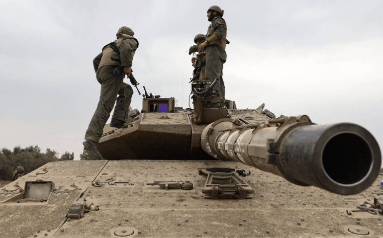 Solados israelenses sobre a torres de um tanque Merkava posicionado perto da fronteira com Gaza - Jack Guez - 9.out.2023/AFP