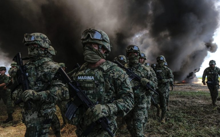 Integrantes das Forças Armadas do México participam da destruição de drogas, em Acapulco, Guerrero, no México, 20 Set 2018. Foram queimadas 4,7 toneladas de cocaína, 468 quilos de maconha e 54 pílulas psicoativas apreendidas nos Estados de Guerrero e Morelos. (EFE News Agency/Alamy Live News)