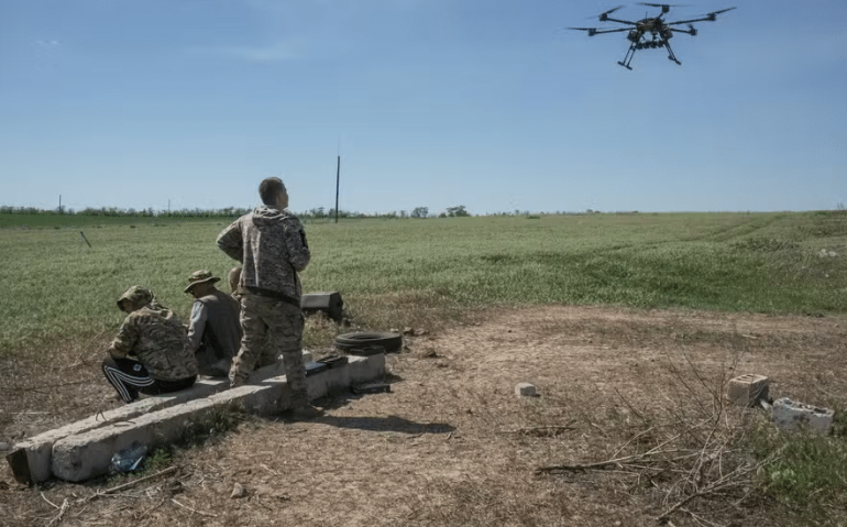Soldados testam um drone Vampire na região de Donetsk, na Ucrânia, em 5 de maio de 2024 — Foto: Mauricio Lima / The New York Times