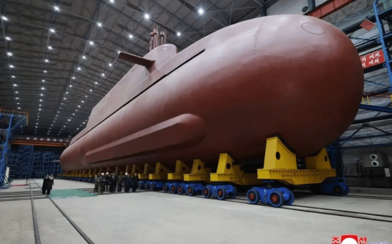 O líder norte-coreano Kim Jong Un inspecionou o submarino nuclear do país, estimado em 8.700 toneladas, e classificou o plano de desenvolvimento de submarinos nucleares de Seul como "um ato ofensivo" - KCNA