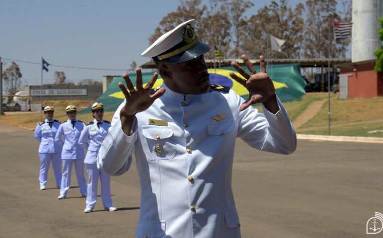 Suboficial Flaviano atuou como intérprete de Libras pela primeira vez na Marinha - Imagem: Terceiro-Sargento (Temporário) Beatriz Nazareth