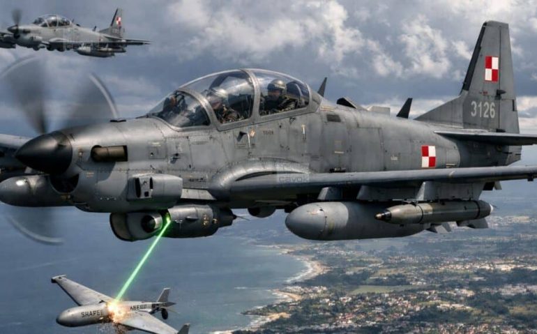 Super tucano caçando drones (Imagem IA -Cavok)