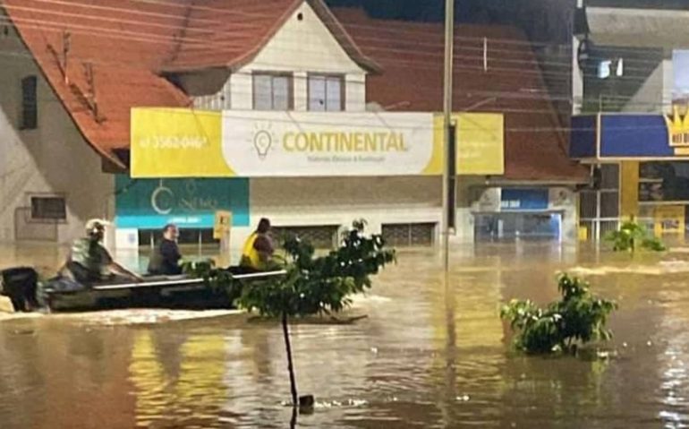 Inundação toma conta da cidade catarinense de Taió | REDE WEB TV/REPRODUÇÃO