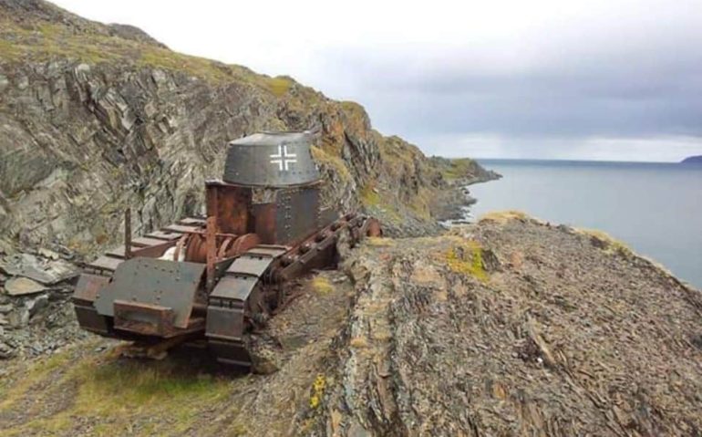 Restos de um pequeno tanque Renault FT-17 (por coincidência, o primeiro modelo de blindado a fazer parte do material bélico brasileiro), utilizado como posto de vigia e defesa alemã na costa norueguesa durante a Segunda Guerra Mundial ... uma velha e silenciosa testemunha do maior conflito bélico da humanidade (Facebook de Rinaldo Figueiredo Soares)