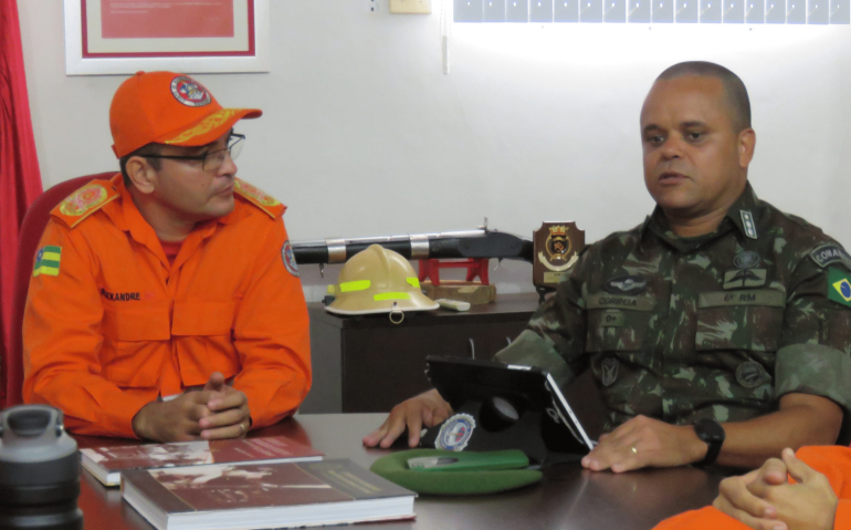 O tenente-coronel Correia (dir) foi dispensado do GSI - Imagem: Corpo de Bombeiros de Sergipe (CBMSE)