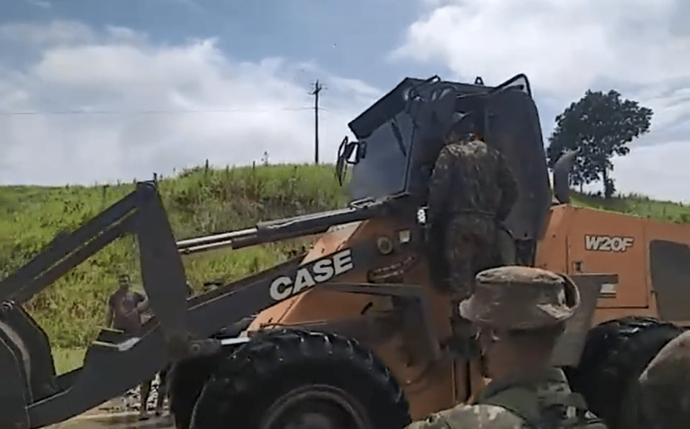 TRATOR EB TRANSPORTANDO PROVAS DO ENEM NO ACRE
