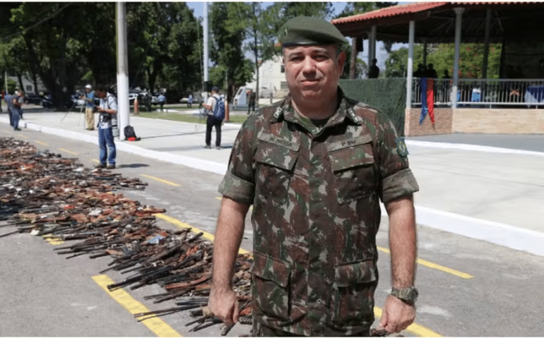 Tenente-coronel Alexandre de Almeida numa apresentação de destruição de armas pelo Exército — Foto: Reprodução do Exército