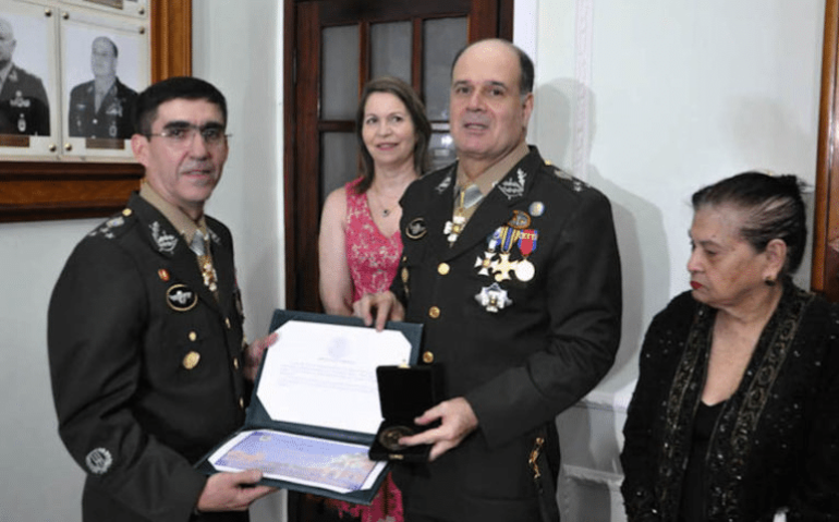 Na imagem, general Theophilo (à esq.) recebe a passagem de comando da 10º Região Militar em Fortaleza (CE), de Freire Gomes (à dir.)