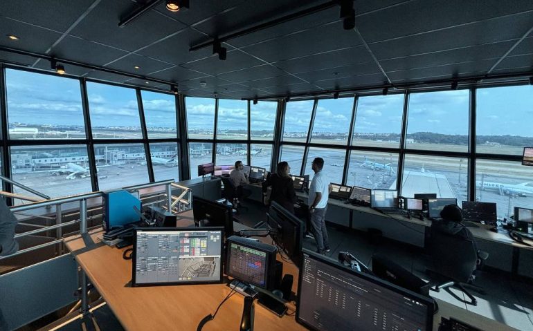 Vista da torre de controle de tráfego aéreo do aeroporto de Guarulhos (SP). - Gabriel Justo - 15.jan.25/Folhapress