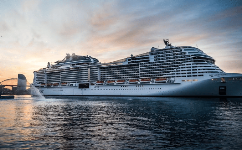Navio saiu de Vitória (ES) na segunda-feira, 18 de dezembro, mas precisou alterar rota após dois passageiros passarem mal. Destino final é o porto de Santos (Divulgação / Site MSC Cruzeiros / MSC Grandiosa)