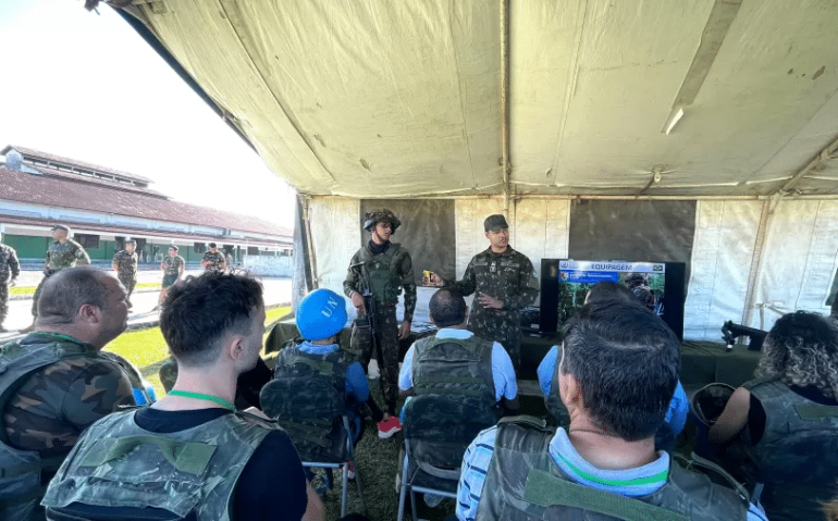 Jornalistas aprendem a 'progressão' militar em área de risco
Imagem: Camille Lichotti/UOL