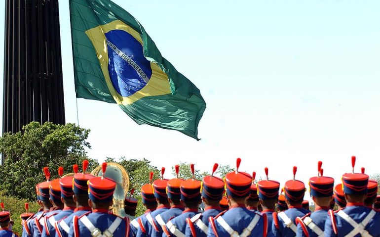 Troca da bandeira na Praça dos Três Poderes, 5 de agosto de 2007. (José Cruz - Agência Brasil)