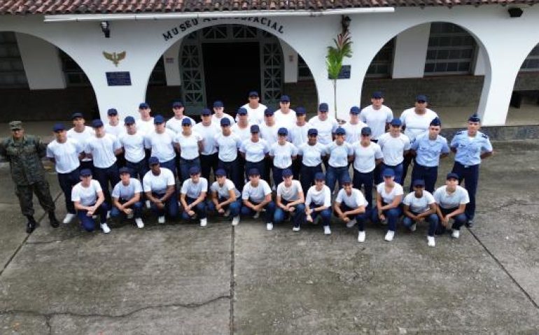 Turma de sargentos atletas da FAB