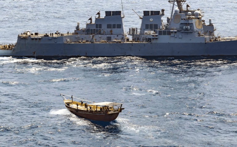 O USS Winston S. Churchill interdita um barco apátrida na costa da Somália em fevereiro de 2021. (Comando Central das Forças Navais dos EUA/AP)