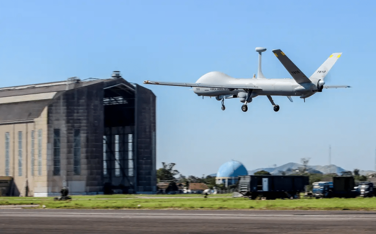 A aeronave RQ-900 será alocado ao 1º/12º Grupo de Aviação (GAV) — Esquadrão Hórus, com sede na Base Aérea de Santa Maria (BASM)