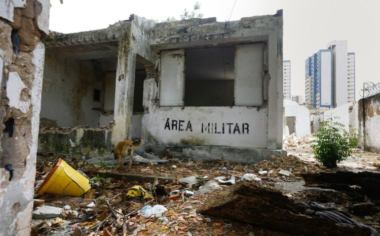 móveis ainda apresentam mensagem de "Área Militar", mas já não têm sequer muro para impedir a entrada de estranhos e o saque de objetos — Foto: Fabiane de Paula / Sistema Verdes Mares