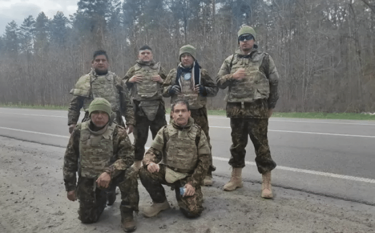 O ex-militar brasileiro Fabio Júnior de Oliveira (ajoelhado sem gorro) com outros voluntários das tropas ucranianas Imagem: Arquivo pessoal
