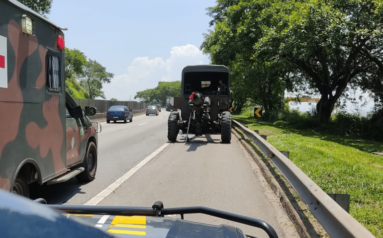 Pneu de veículo do Exército fura e congestiona trecho da Via Dutra em Barra Mansa — Foto: Divulgação/PRF