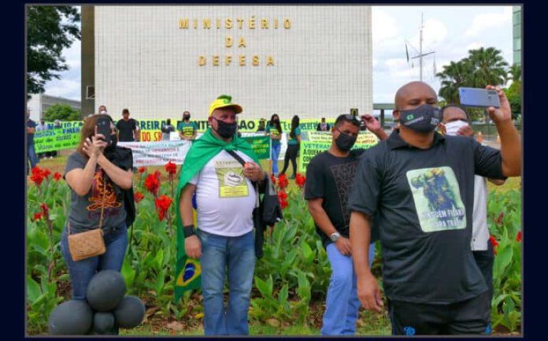 Brasília (20/10) -Militares da reserva e pensionistas promovem manifestação em frente ao Ministério da Defesa (Imagem: Orlando Britto - Os Divergentes)