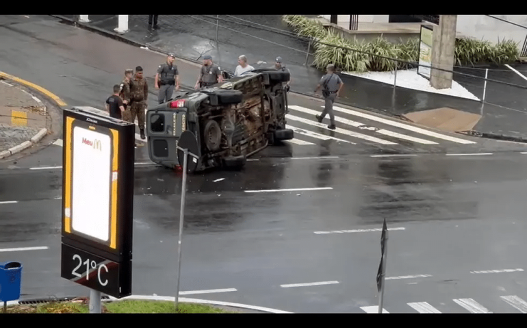 Viatura militar do Exército tombado na Avenida Norte-Sul, em Campinas — Foto: Arquivo pessoal