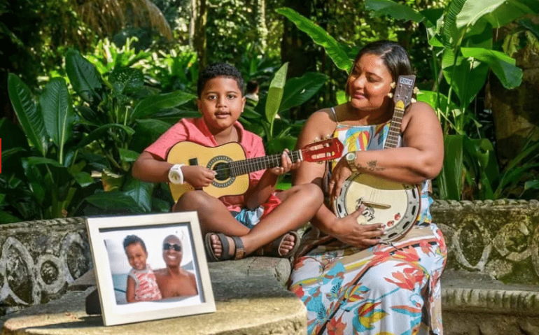 Luciana dos Santos Nogueira, viúva do músico Evaldo Rosa, e seu filho de doze anos (Arquivo pessoal)