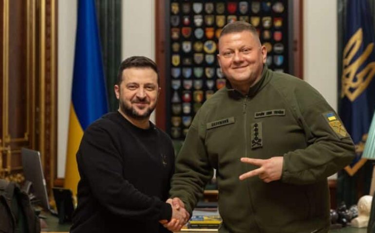Volodymyr Zelenskyy cumprimenta Valerii Zaluzhnyi