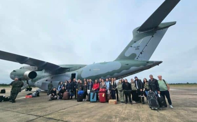 Voluntários chegando na Base Aérea de Canoas