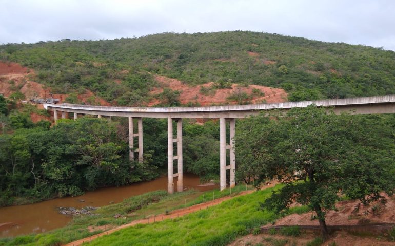 Ponte sobre o rio Fanado, em Minas Novas, no vale do Jequitinhonha (MG)