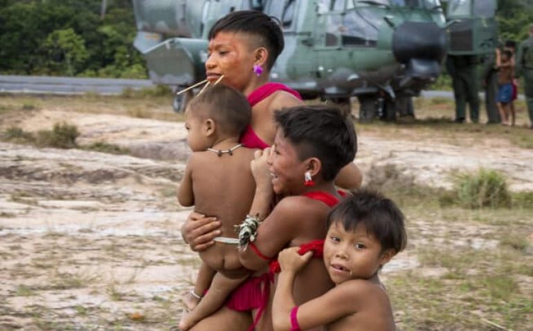 YANOMAMIS - HELICÓPTERO DA FAB