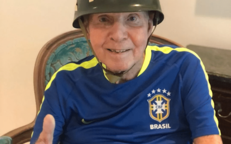 Registro de Zagallo com um capacete da Polícia do Exército, em 2020 (Reprodução Instagram)