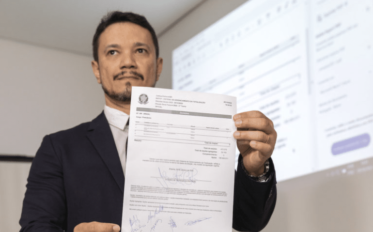 Secretário de TI do TSE, Júlio Valente, mostra relatório da zerésima emitido no TSE. "Efetivamente não há votos totalizados para nenhum dos 2 candidatos”, disse...

Leia mais no texto original: (https://www.poder360.com.br/justica/forcas-armadas-assinam-zeresima-de-totalizacao-de-votos-no-tse/)
© 2022 Todos os direitos são reservados ao Poder360, conforme a Lei nº 9.610/98. A publicação, redistribuição, transmissão e reescrita sem autorização prévia são proibidas.