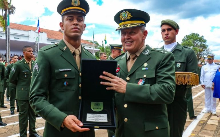 Zero Um da ESA, Alexandre Magno Neves Junior, recebe premiação das mãos do Comandante do Exército, general Tomás (Imagem: EB)
