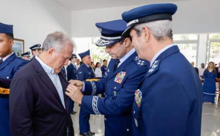 Zico recebendo medalha da FAB