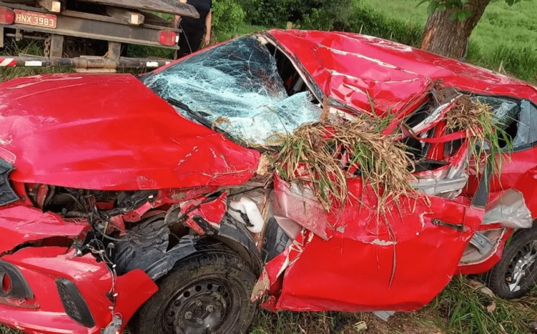 Militar do Exército, de 19 anos, perde controle e bate carro em árvore na MG-290, em Pouso Alegre, MG — Foto: Polícia Rodoviária Militar
