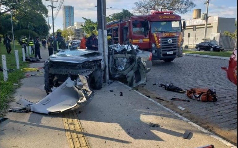 Motorista foi socorrido pela Samu após colisão com poste
Eduardo Paganella / Agencia RBS