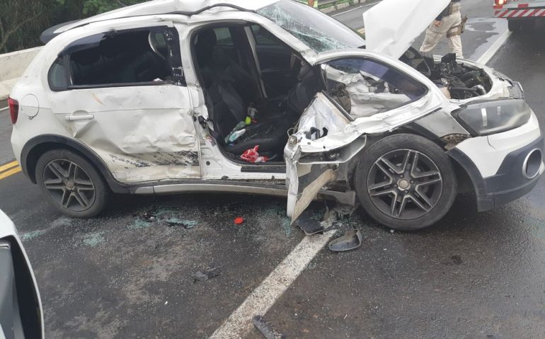 Quatro jovens ficam feridos em acidente entre carro e caminhão na BR-393, em Barra do Piraí — Foto: Divulgação/Polícia Rodoviária Federal