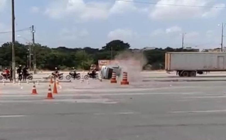 Carro capota durante treinamento militar no Mangueirão, em Belém. — Foto: Reprodução / TV Liberal