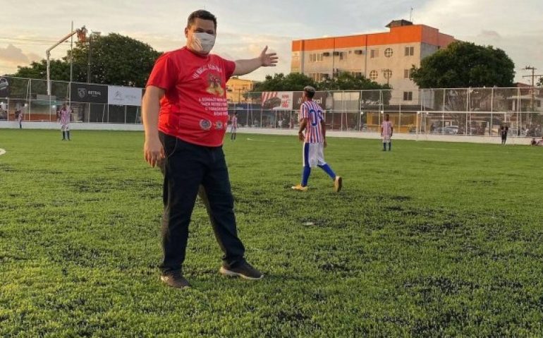 Senador Davi Alcolumbre (União-AP) ajudou na liberação de R$ 4,5 milhões para seis campos de grama sintética