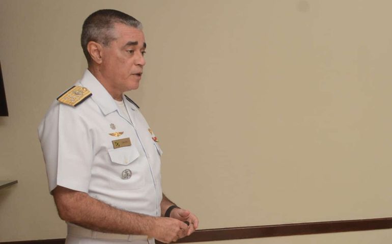 O almirante Luiz Fróes em palestra
Foto: Divulgação/Marinha do Brasil (15.out.2019)