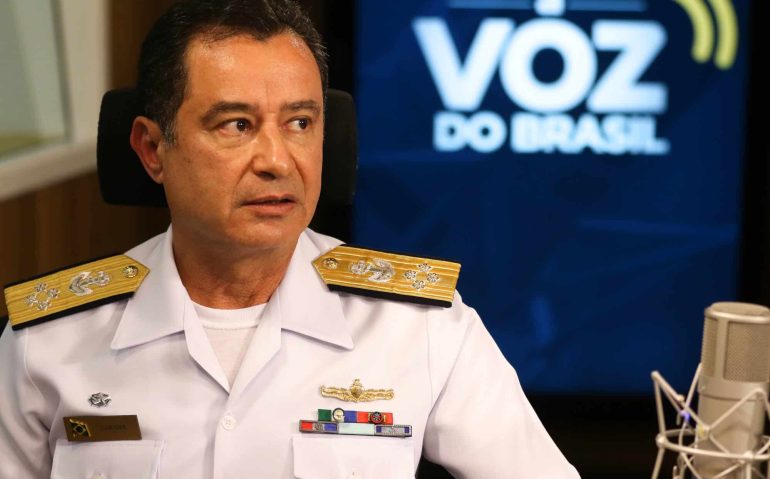 O comandante da Marinha, almirante Almir Garnier Santos, participa do programa A Voz do Brasil