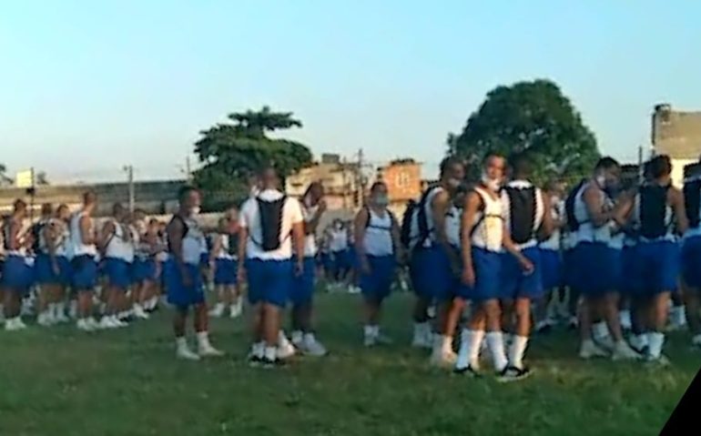 Alunos do Centro de Instrução Almirante Alexandrino (CIAA), na Zona Norte do Rio, convivem com aglomerações — Foto: Arquivo pessoal