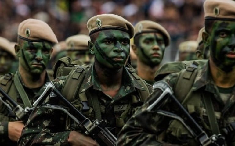 aposentadoria-de-militares-brasileiros-e-mais-generosa-1482043728099_615x3001