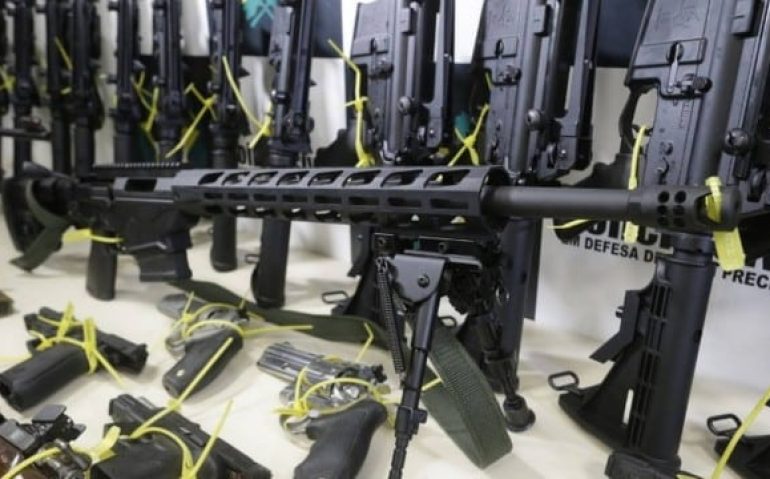Armas apreendidas em casa no Grajaú, Zona Norte do Rio Foto: Domingos Peixoto
