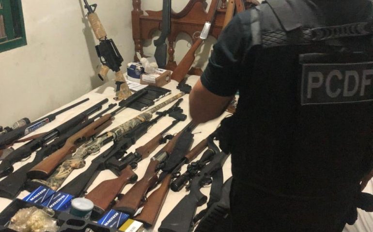 Militares do Exército são presos suspeitos de fraudar certificados de armas para caçadores — Foto: PCDF/Divulgação