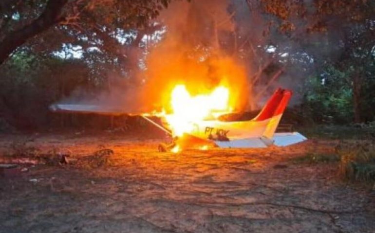 Avião destruído em ação contra o garimpo ilegal em Roraima