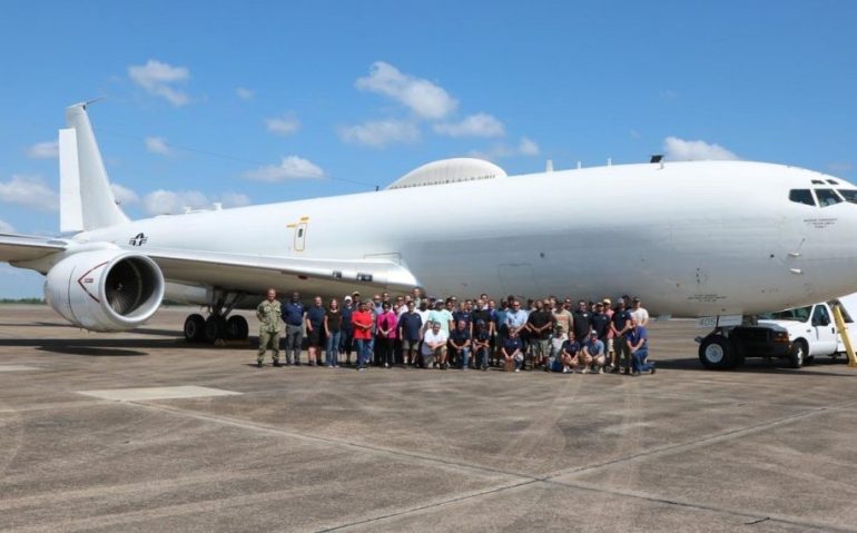 Membros do PMA-271, juntamente com parceiros do setor, posam com o primeiro E-6B Mercury introduzido sob o novo Contrato Integrado de Manutenção e Modificação em Lake Charles, Louisiana, em 9 de maio.