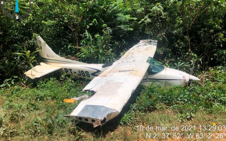 Avião PT-JSS foi encontrado destruído, após colidir com as árvores durante a tentativa de fuga — Foto: Divulgação/Exército Brasileiro