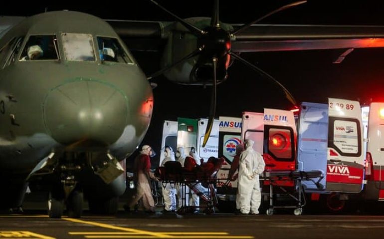 Avião da Força Aérea Brasileira aterrissou na madrugada de quarta-feira no Salgado Filho, em Porto Alegre, 
trazendo de Rondônia nove pacientes de COVID 19 (Felipe Dalla Valle / Palácio Piratini)